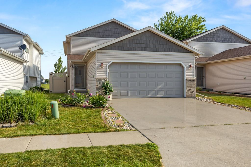 4841 50th Avenue S, Fargo, ND 58104