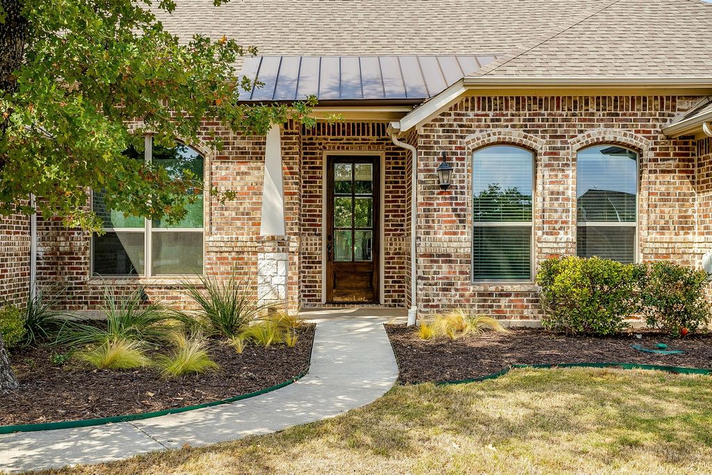 102 Eagle Drive, Lipan, TX 76462