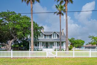 617 N Magnolia St, Rockport, TX 78382