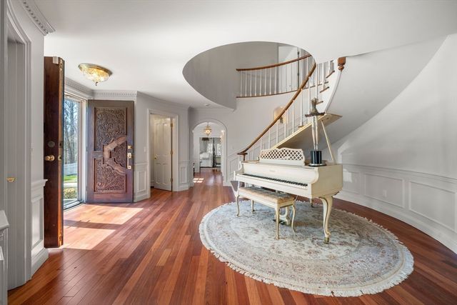 286 Mayflower Cir, Hanover, MA 02339