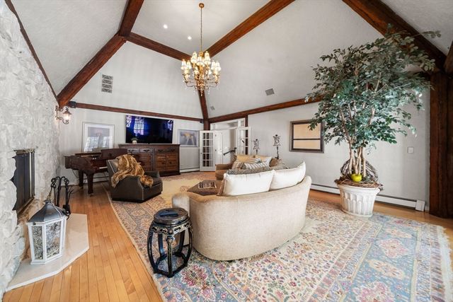 286 Mayflower Cir, Hanover, MA 02339