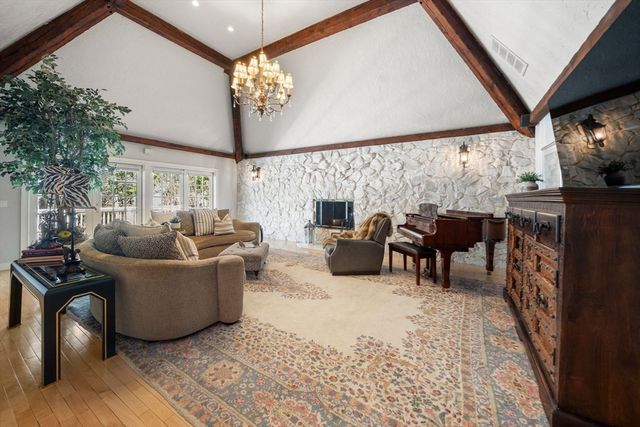 286 Mayflower Cir, Hanover, MA 02339