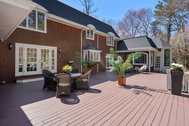 286 Mayflower Cir, Hanover, MA 02339