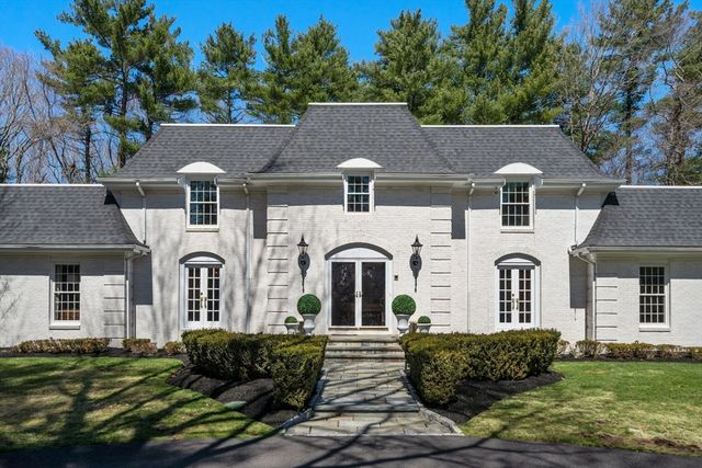 286 Mayflower Cir, Hanover, MA 02339
