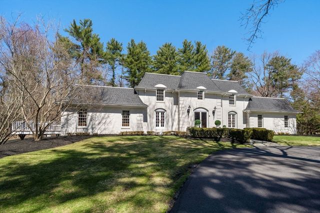 286 Mayflower Cir, Hanover, MA 02339