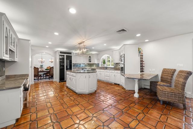 286 Mayflower Cir, Hanover, MA 02339