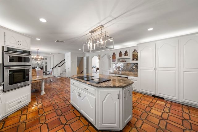 286 Mayflower Cir, Hanover, MA 02339