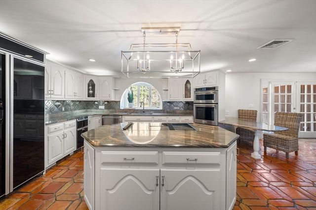 286 Mayflower Cir, Hanover, MA 02339