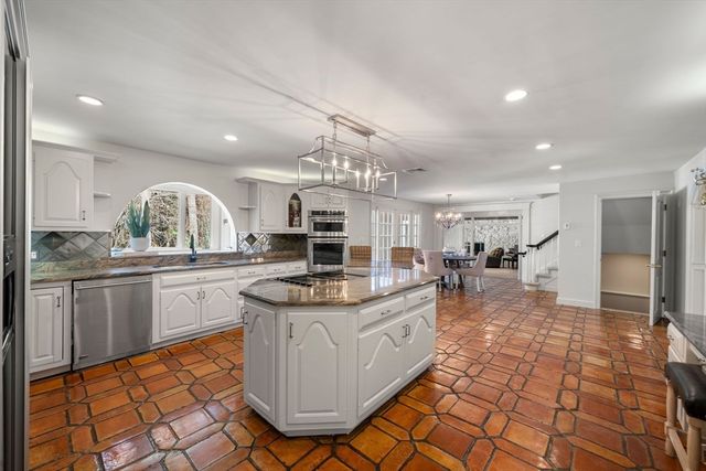 286 Mayflower Cir, Hanover, MA 02339