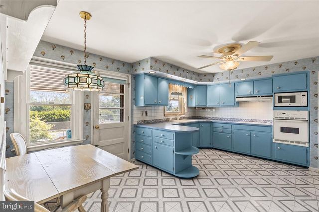 1445 CHAPEL DR, York, PA 17404