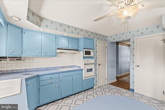 1445 CHAPEL DR, York, PA 17404
