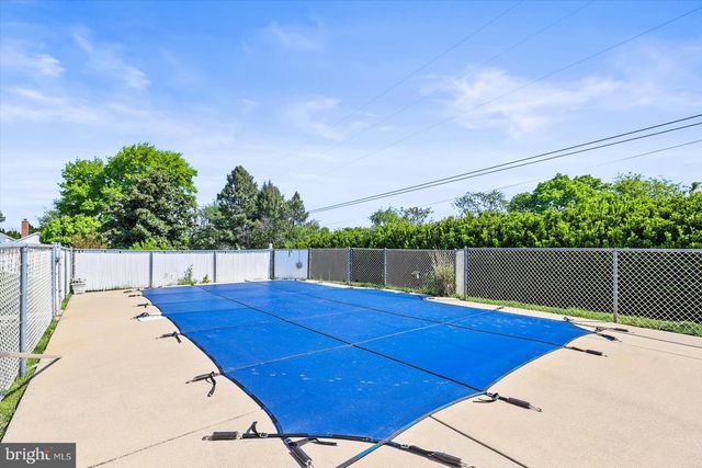 1445 CHAPEL DR, York, PA 17404