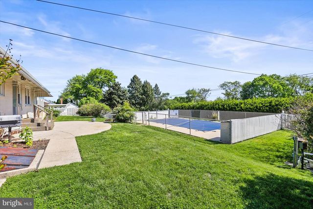1445 CHAPEL DR, York, PA 17404