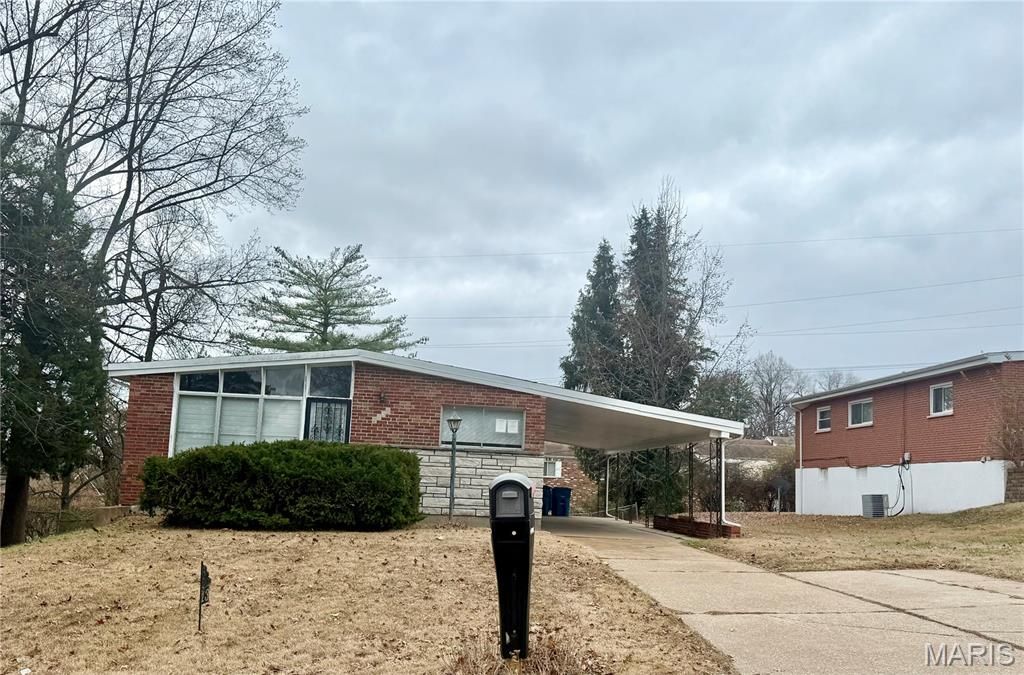 2136 Sun Valley Drive, St Louis, MO 63136