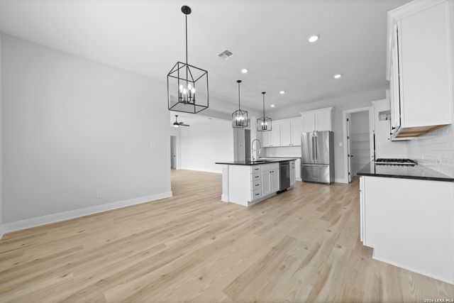 159 Azalea Aly, Castroville, TX 78009