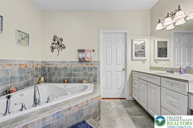 112 Michaels Run Road, Stroud Twp, PA 18360