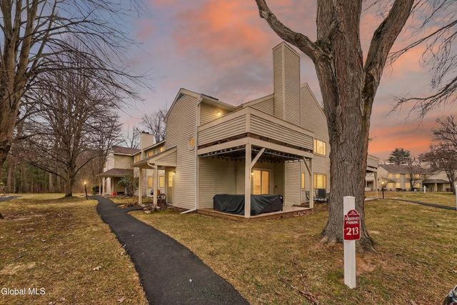 213 Grenadier Court, Halfmoon, NY 12065