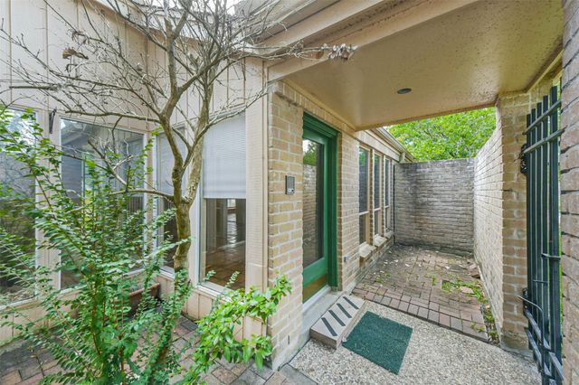 1811 Rushbrook Drive, Houston, TX 77077