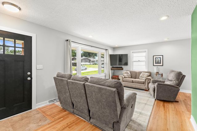 2712 Richmond Avenue, Des Moines, IA 50317