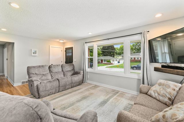 2712 Richmond Avenue, Des Moines, IA 50317