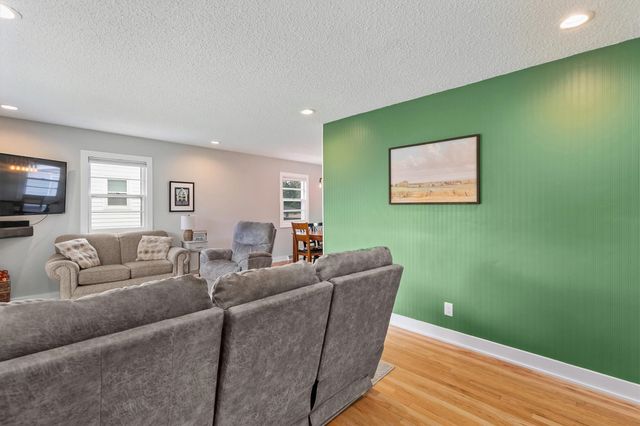 2712 Richmond Avenue, Des Moines, IA 50317