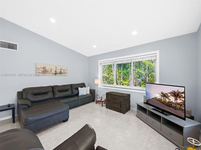 1251 Lincoln St, Hollywood, FL 33019
