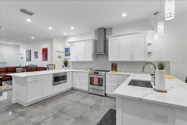 2402 W FIG STREET, Tampa, FL 33609