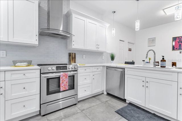 2402 W FIG STREET, Tampa, FL 33609