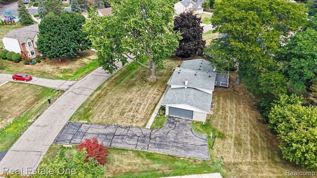 6639 Tamerlane Drive, West Bloomfield, MI 48322
