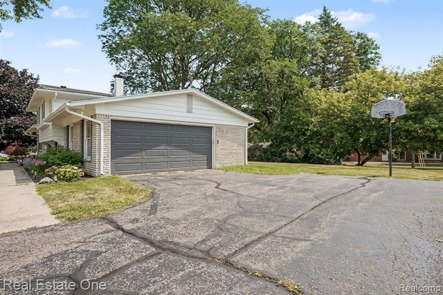 6639 Tamerlane Drive, West Bloomfield, MI 48322