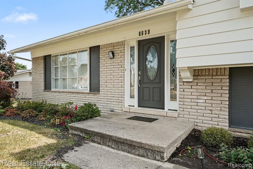 6639 Tamerlane Drive, West Bloomfield, MI 48322