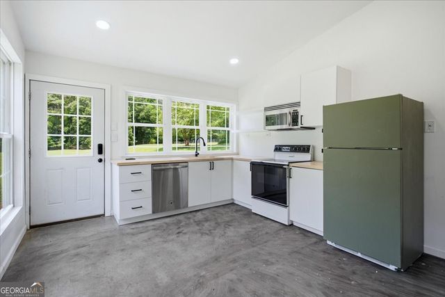 330 Sandy Lake Circle, Fayetteville, GA 30214