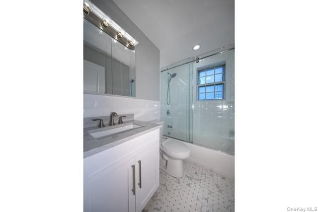 75 Lamplighter Lane 5B, Massapequa, NY 11758