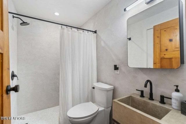 2169 Ranch Rd, Dandridge, TN 37725