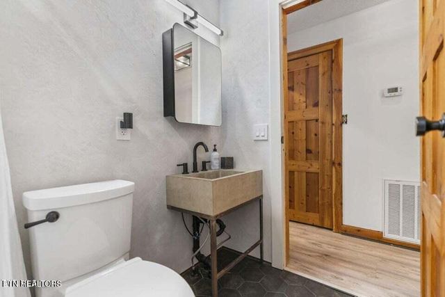 2169 Ranch Rd, Dandridge, TN 37725