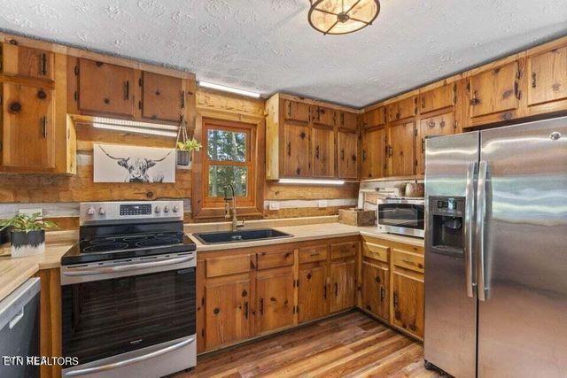 2169 Ranch Rd, Dandridge, TN 37725