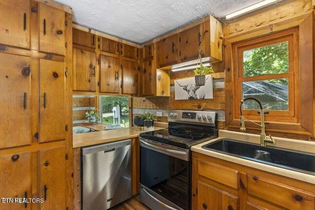 2169 Ranch Rd, Dandridge, TN 37725