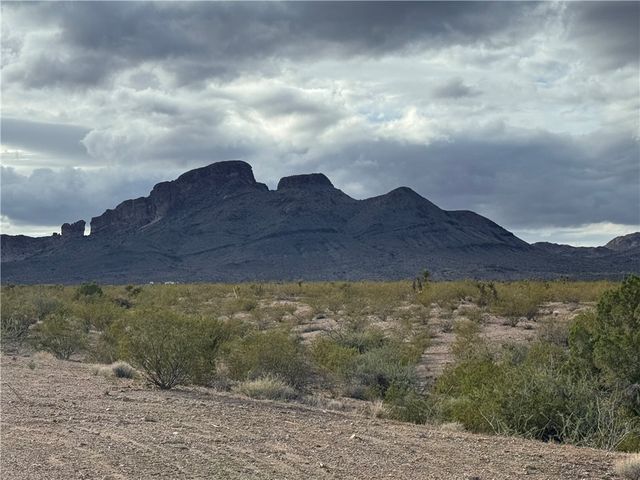 000 S Don Luis Road, Golden Valley, AZ 86413