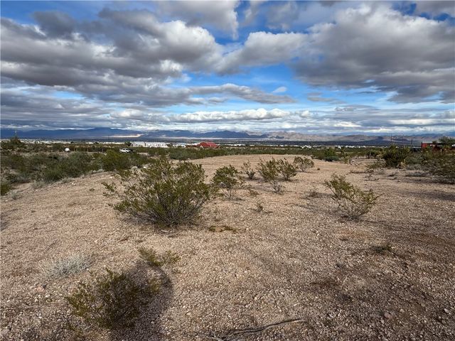 000 S Don Luis Road, Golden Valley, AZ 86413