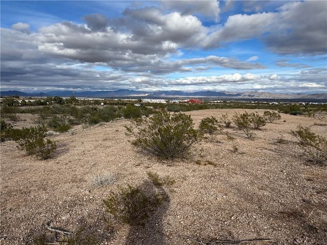 000 S Don Luis Road, Golden Valley, AZ 86413