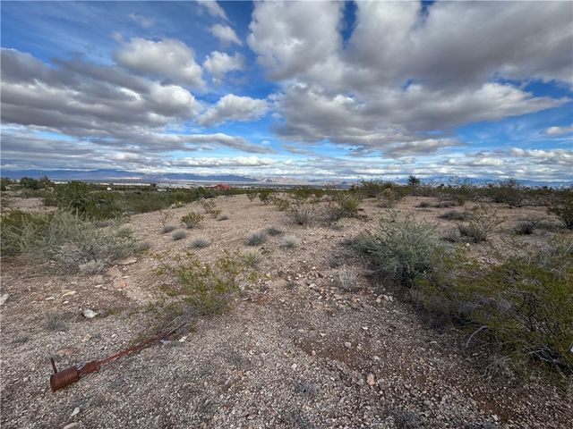 000 S Don Luis Road, Golden Valley, AZ 86413