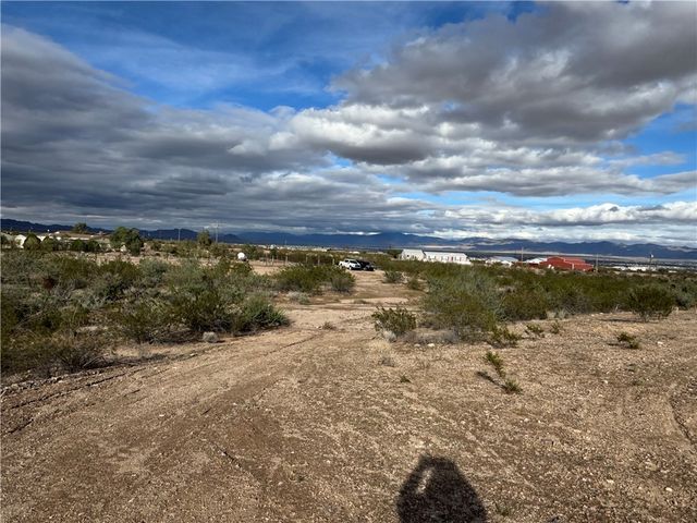 000 S Don Luis Road, Golden Valley, AZ 86413