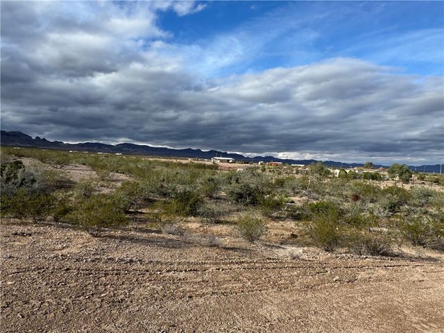 000 S Don Luis Road, Golden Valley, AZ 86413