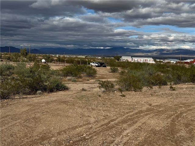 000 S Don Luis Road, Golden Valley, AZ 86413