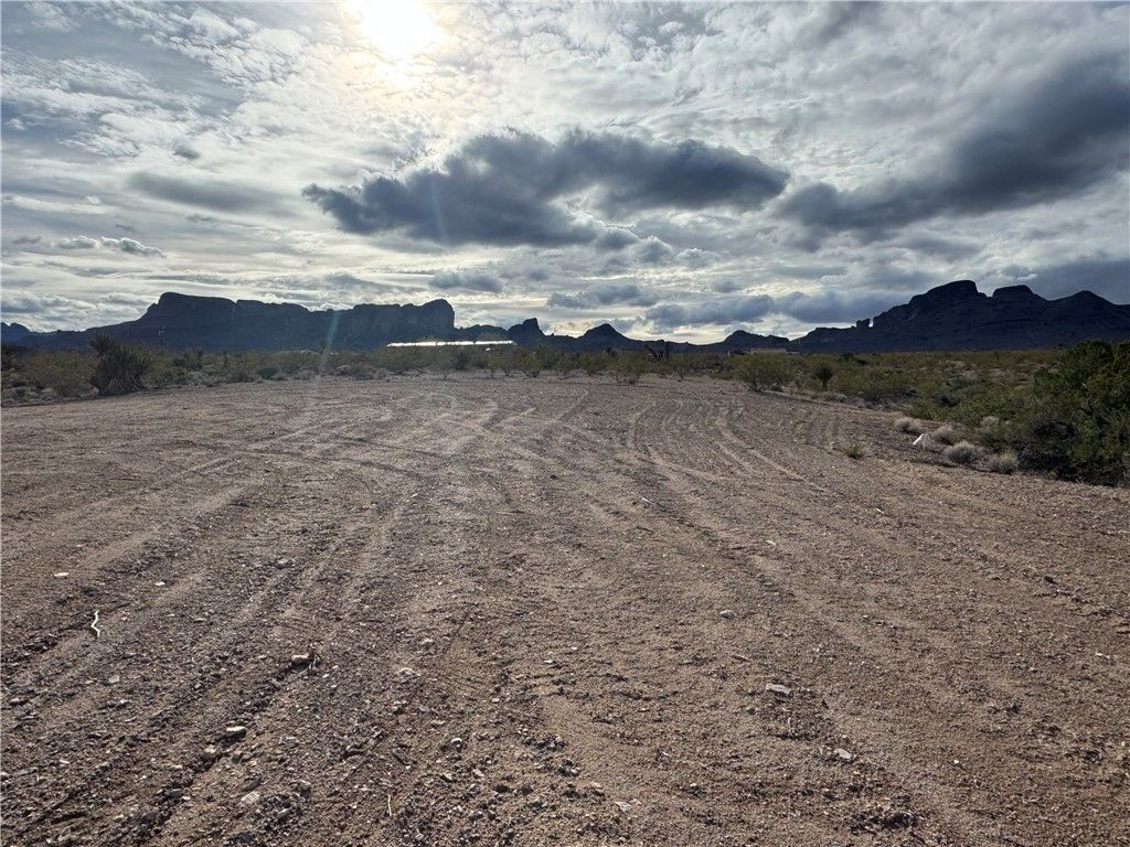 000 S Don Luis Road, Golden Valley, AZ 86413