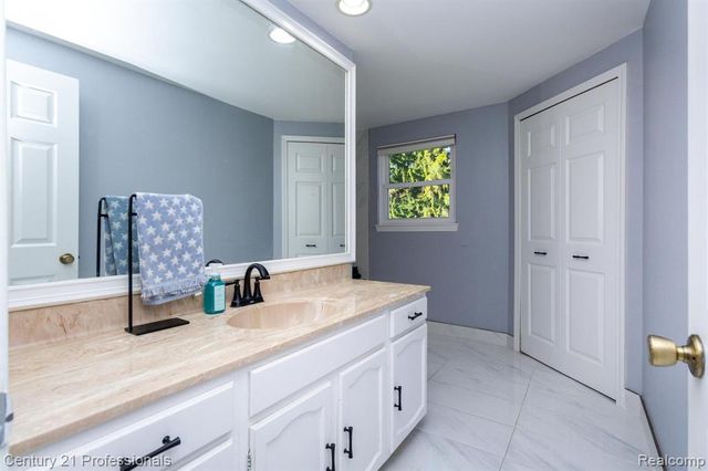 9418 Oakmont Drive, Grand Blanc, MI 48439