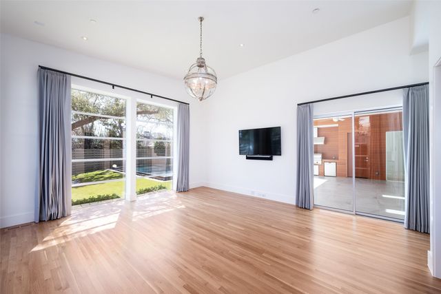 6446 Prestonshire Lane, Dallas, TX 75225