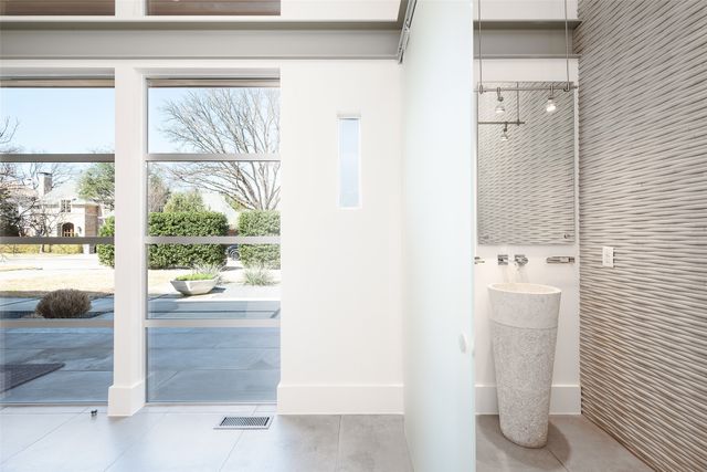 6446 Prestonshire Lane, Dallas, TX 75225