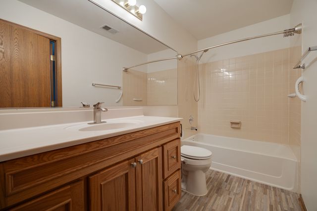 201 charleston Court 3, Schaumburg, IL 60193