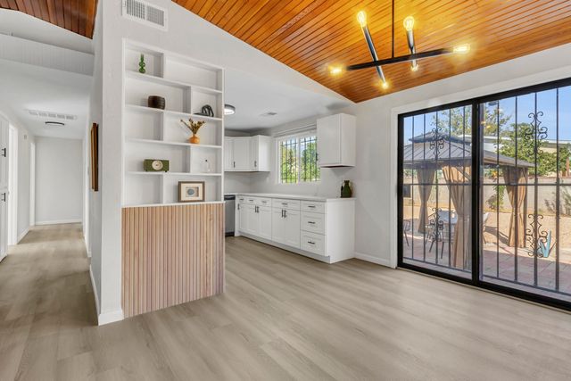 2806 Palomas Drive NE, Albuquerque, NM 87110